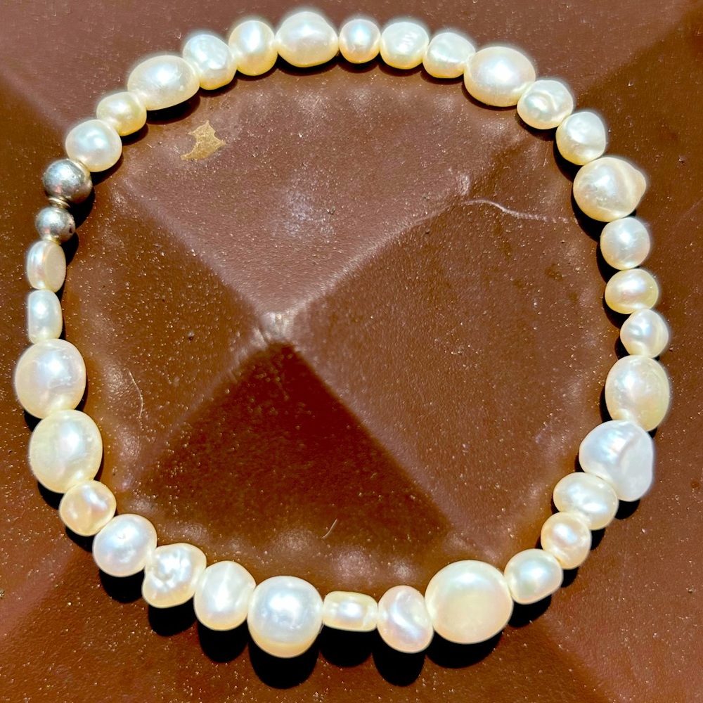 NWOT beautiful Faux Pearl Bracelet with some silver beads.